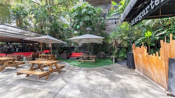 2 restaurantes; se sirve desayuno, almuerzo y cena
