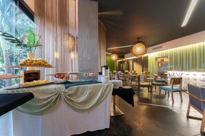 2 restaurants; breakfast, lunch, and dinner served