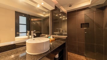 Executive-Zimmer, 1 King-Bett | Badezimmer | Dusche, Designer-Toilettenartikel, Haartrockner, Handtücher