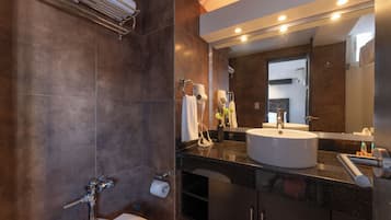 Executive-Zimmer, Mehrere Betten | Badezimmer | Dusche, Designer-Toilettenartikel, Haartrockner, Handtücher