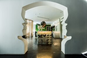 2 间餐厅,供应早餐、午餐和晚餐,本地与国际菜