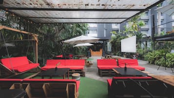 2 restaurants; breakfast, lunch, and dinner served