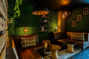 2 bars/lounges, gastropub