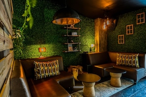 2 bars/lounges, gastropub