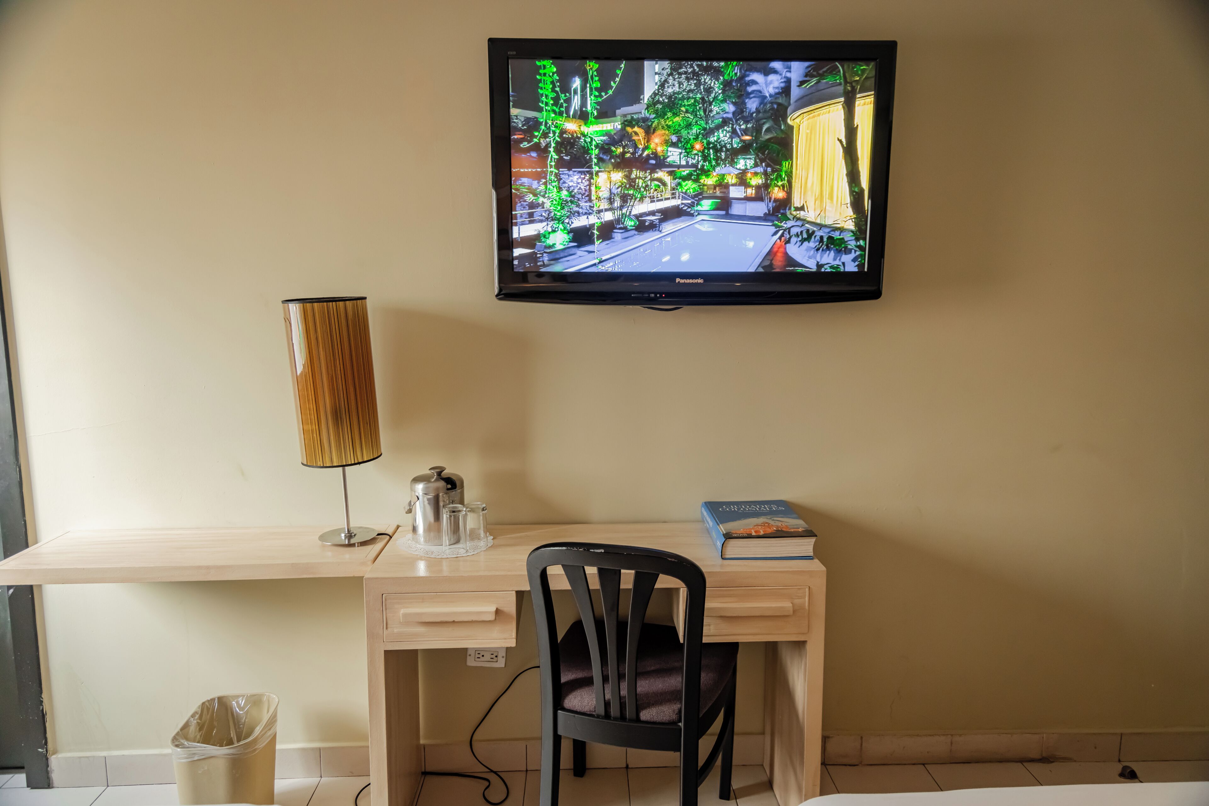 Quarto standard, várias camas | Área de estar | TV LCD