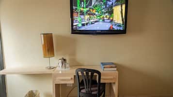 Quarto standard, várias camas | Área de estar | TV LCD