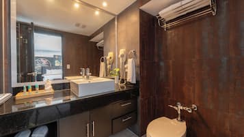Suite | Baño | Ducha, artículos de higiene personal de diseño y secador de pelo