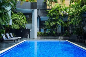 Piscine extérieure, chaises longues