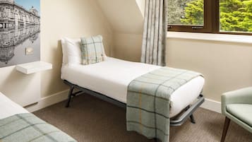 Familiekamer, meerdere bedden (2 Adults and 1 Child) | Een kluis op de kamer, een bureau, een strijkplank/strijkijzer