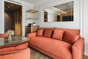 A modern living room with a sofa, a coffee table, and a decorative vase. - Palacio San Juan, A Royal Hideaway Hotel (Murcia)