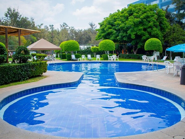 Piscina externa, guarda-sóis, espreguiçadeiras