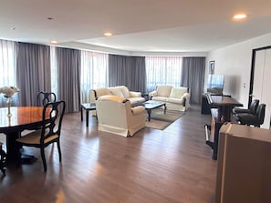 Suite présidentielle, 1 très grand lit, non-fumeur (Living Room) | 1 chambre, literie de qualité, couette en duvet, coffre-fort