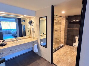 Suite presidencial, 1 cama de matrimonio grande, no fumadores (Living Room) | Baño | Bañera y ducha independientes y artículos de higiene personal gratuitos