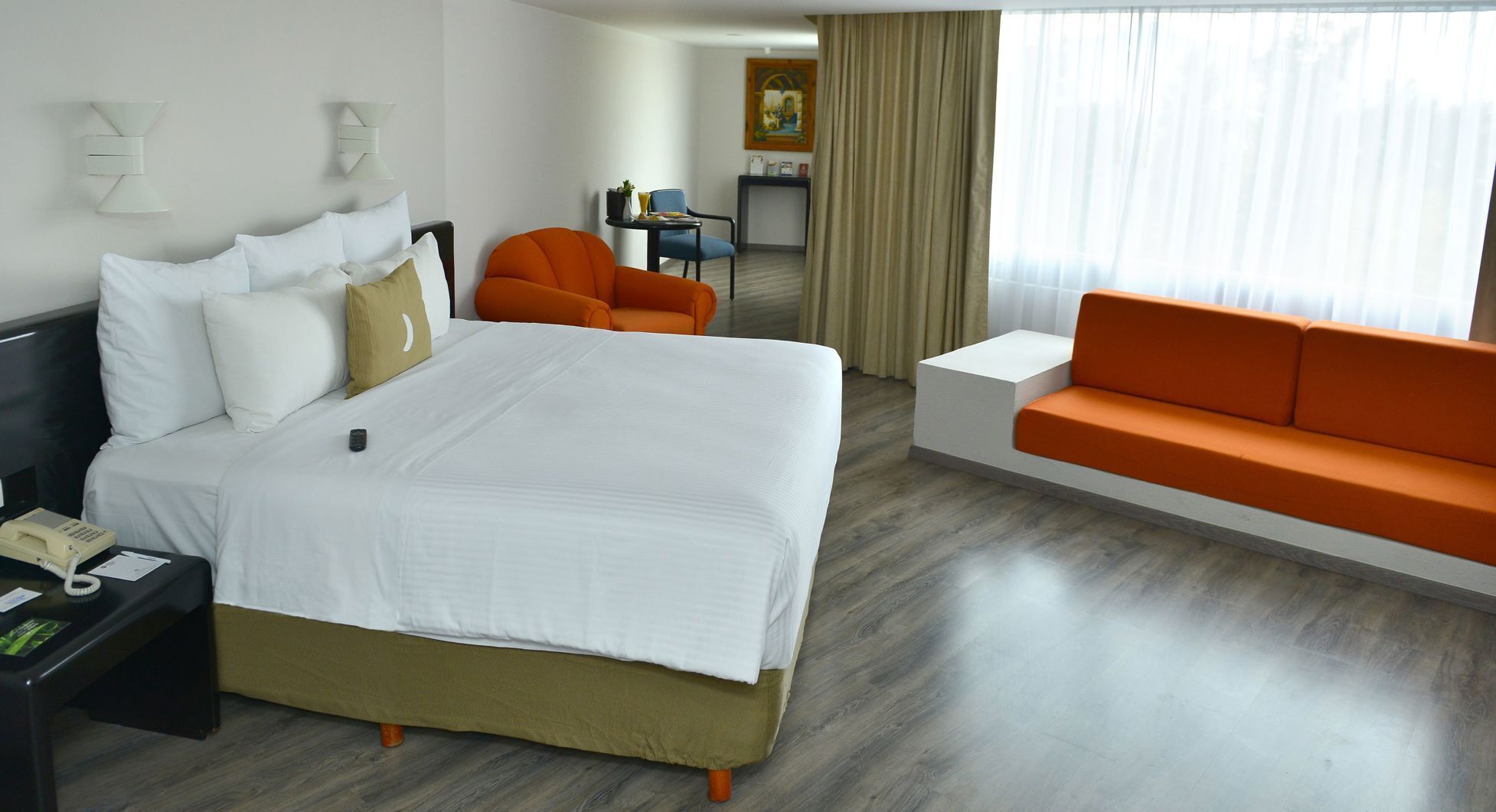 Literie de qualité, couette en duvet, coffre-fort, bureau
