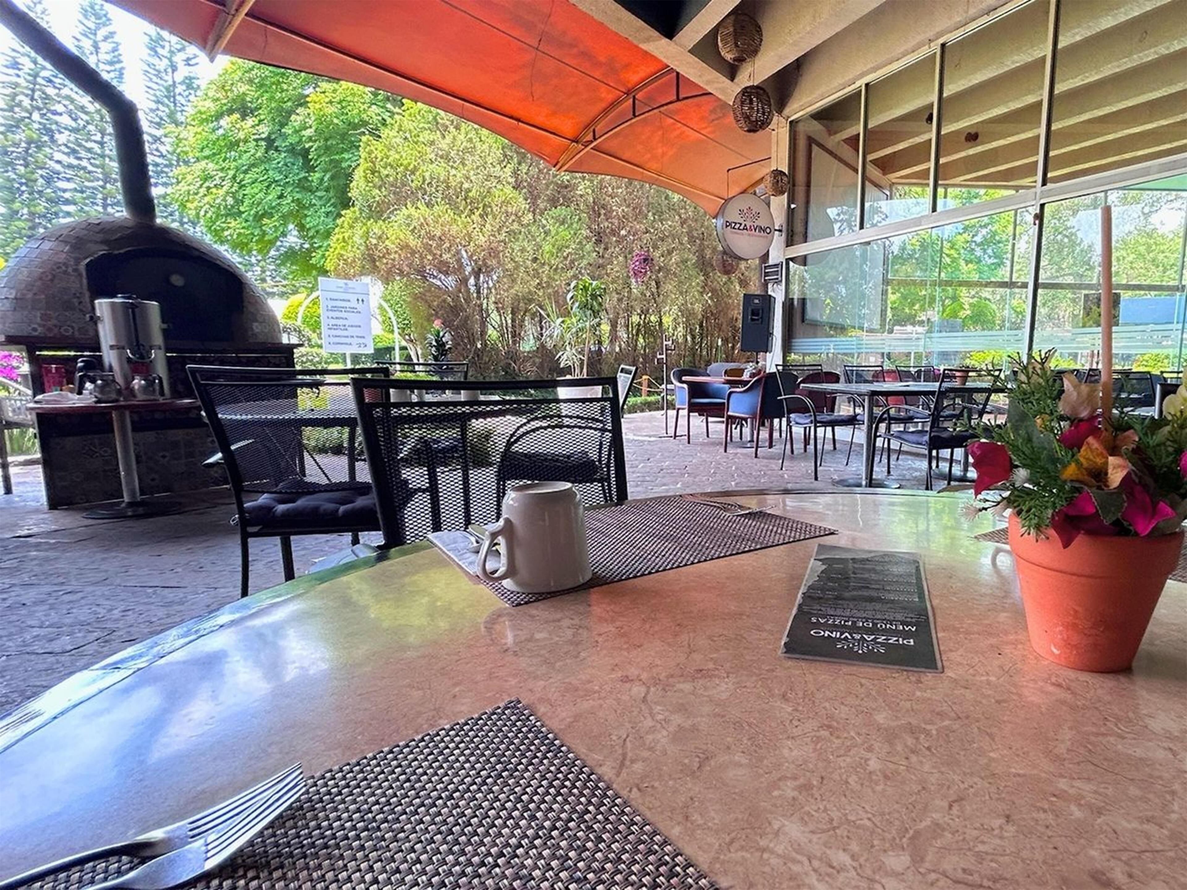 breakfast, lunch, dinner served; international cuisine