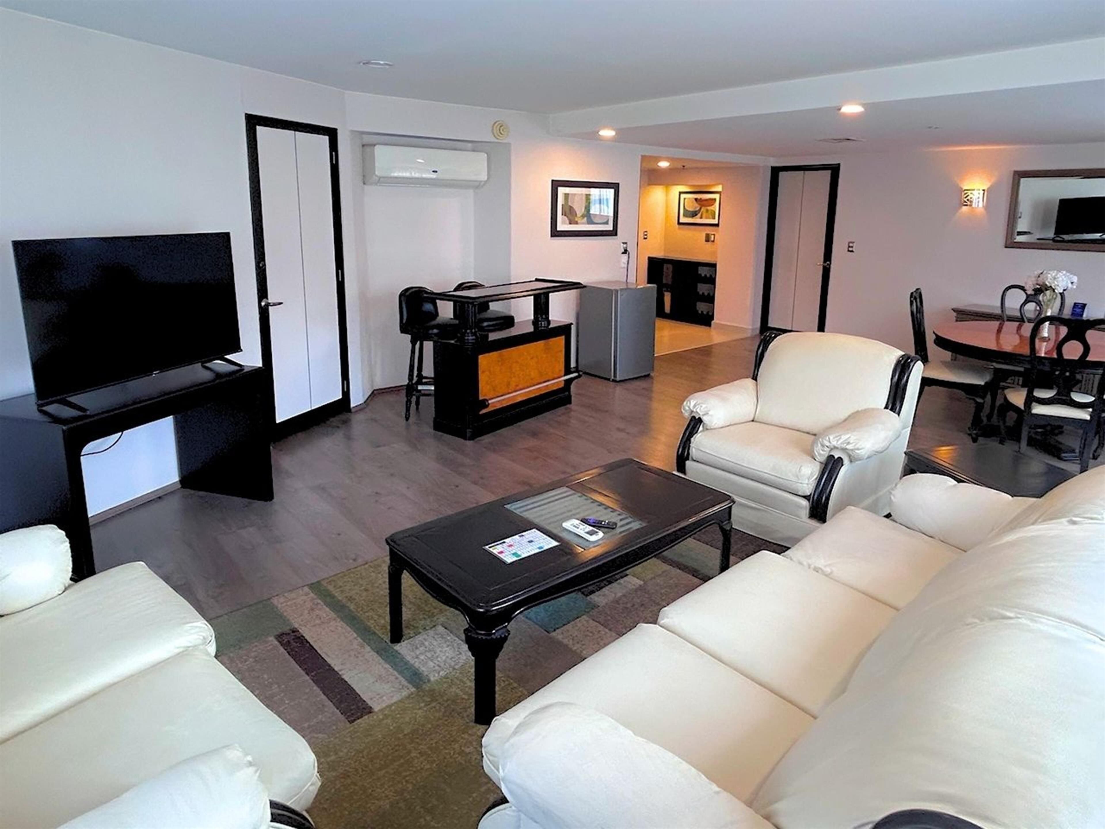 总统套房, 1 张特大床, 无烟房 (Living Room) | 高档床上用品、羽绒被、客房内保险箱、办公桌