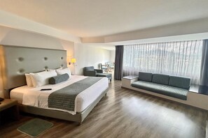 Suite, 1 kingsize bed, niet-roken | Luxe beddengoed, donsdekens, een kluis op de kamer, een bureau