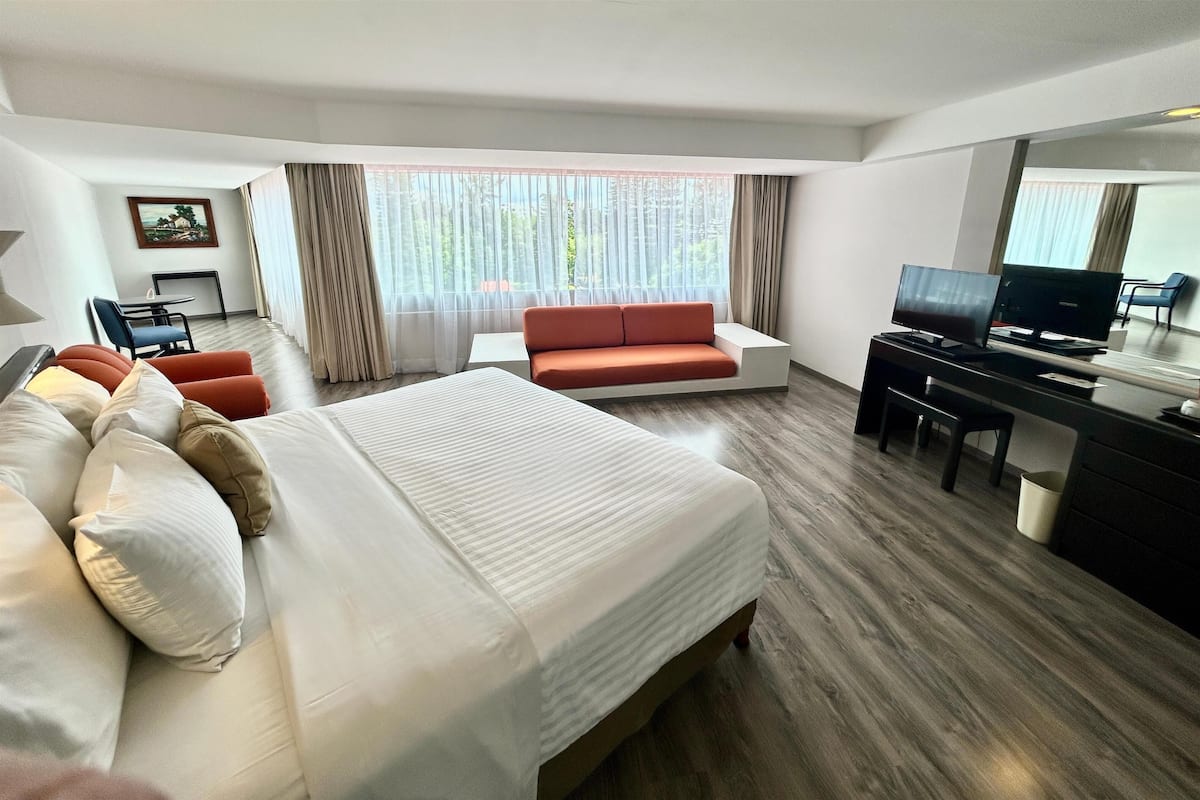 Suíte júnior, 1 cama King, para não fumantes | Roupas de cama premium, edredons de pluma, cofres nos quartos