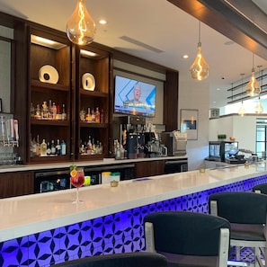 2 restaurants, breakfast served