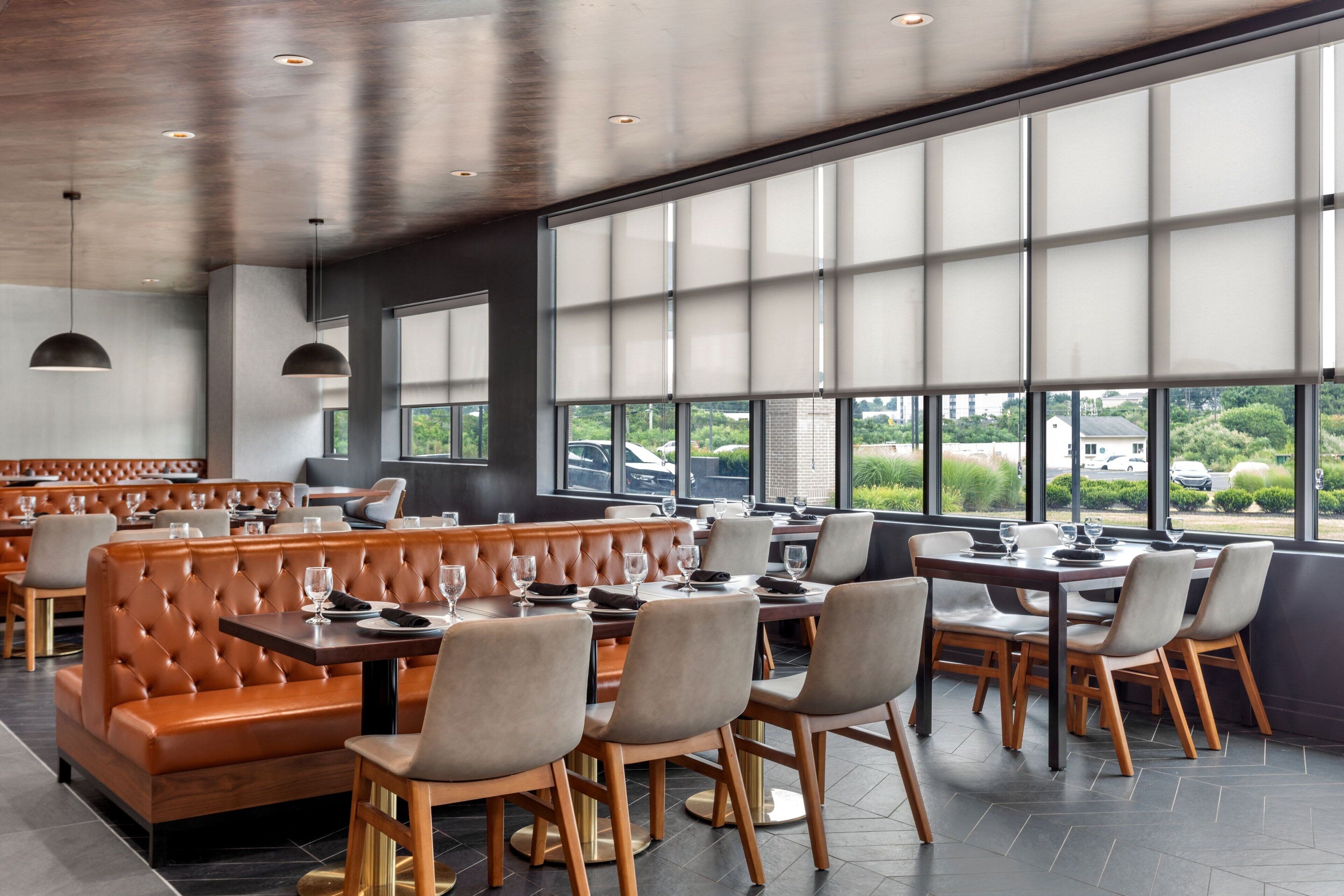 2 restaurants; breakfast and dinner served