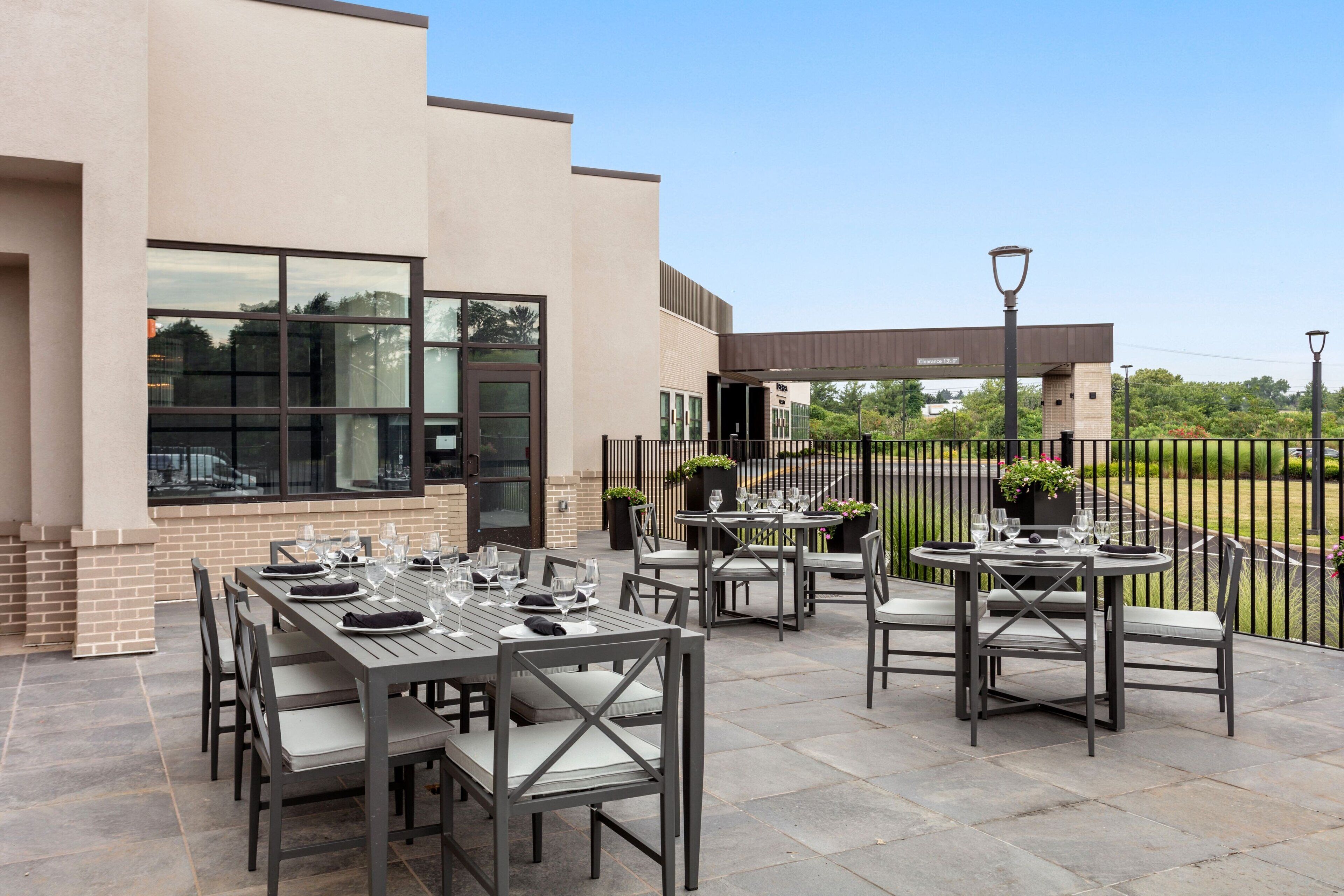 2 restaurants, breakfast served