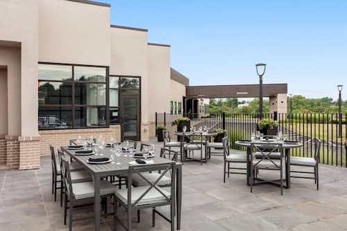 2 restaurants; breakfast and dinner served