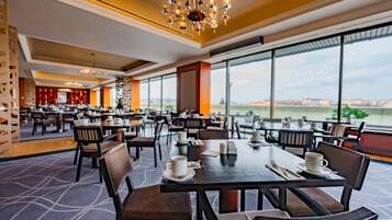 Tägliches Frühstücksbuffet (15 EUR pro Person)