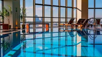 Piscina interna, espreguiçadeiras