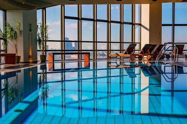 Piscina interna, espreguiçadeiras