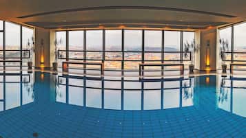 Indoor pool, sun loungers
