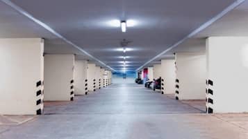 Een lange, smalle gang met een reeks kolommen en een plafond met verlichting.