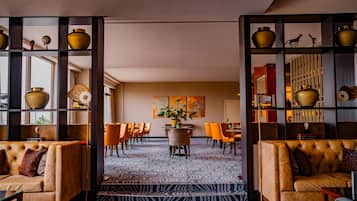 Deluxe-værelse - byudsigt | Restaurant | 2 restauranter, der serverer morgenmad, frokost og aftensmad