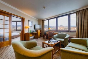 Premium Studio Suite | 1 bedroom, hypo-allergenic bedding, minibar, in-room safe