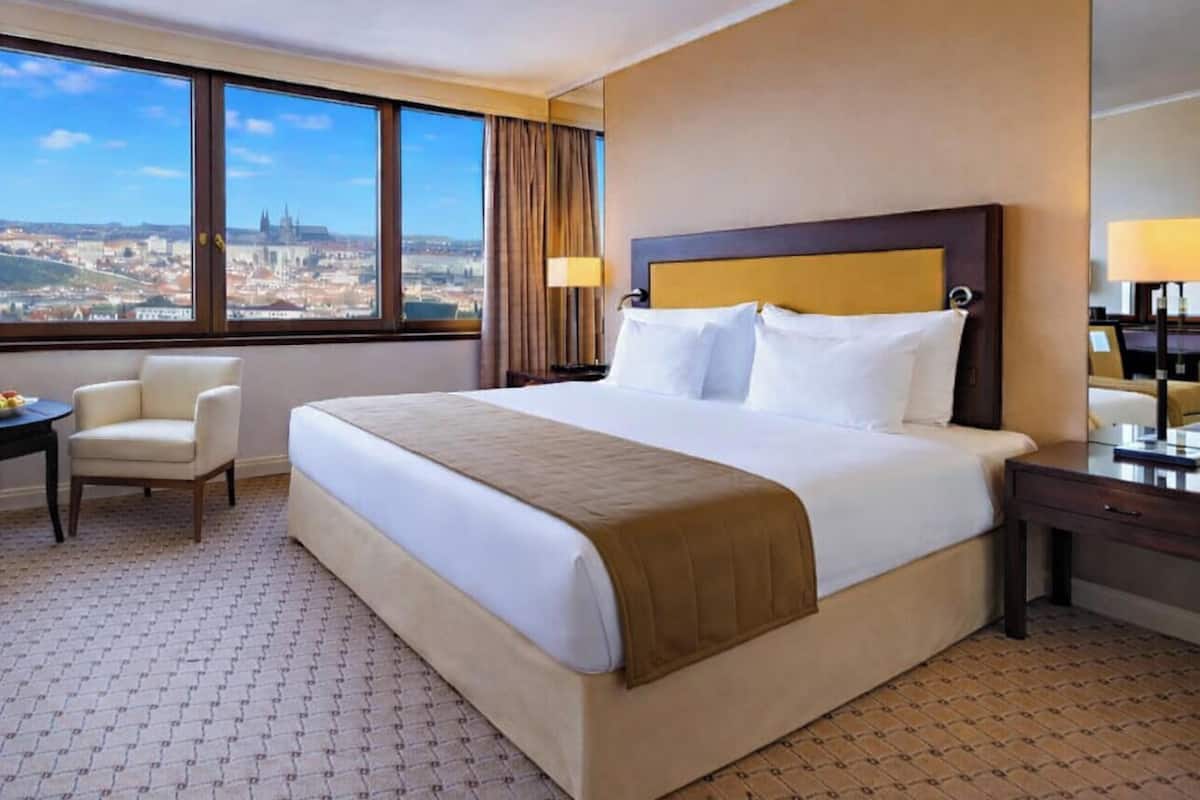 Habitación superior, vista a la ciudad | Ropa de cama hipoalergénica y minibar