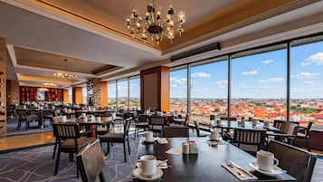 Her gün açık büfe kahvaltı (kişi başı 15 EUR)