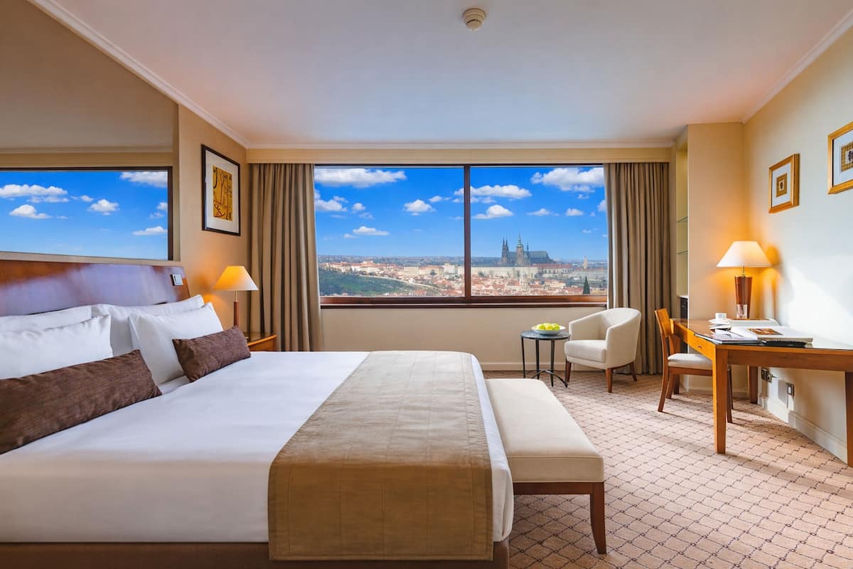 Hypo-allergenic bedding, minibar, in-room safe, desk