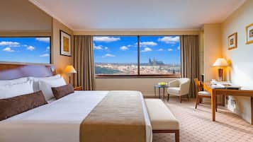 Allergikerbettwaren, Minibar, Zimmersafe, Schreibtisch