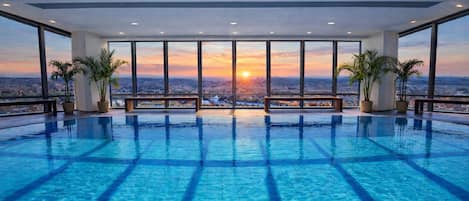 من حمّامات السباحة المغطاة، مقاعد للتشمس