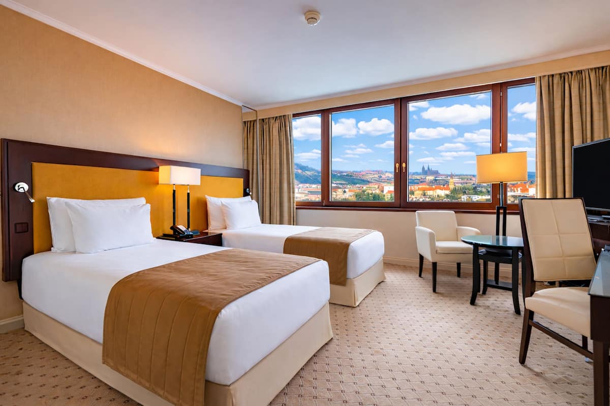 Hypo-allergenic bedding, minibar, in-room safe, desk