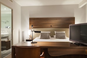 Doppia Standard (Contemporary Building) | Biancheria da letto di alta qualità, materassi a doppio strato, minibar