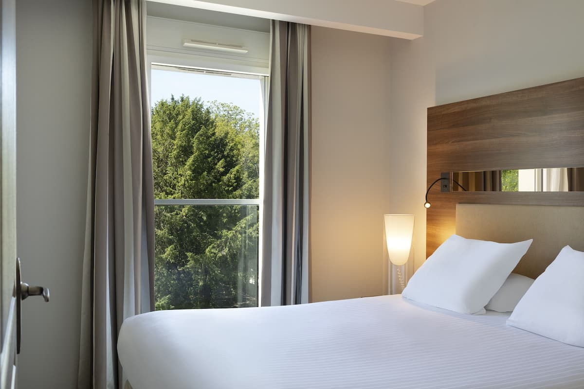 1 bedroom, premium bedding, pillow-top beds, minibar
