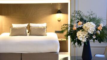 Suite Junior - Chateau | Área de sala de estar | Televisión de pantalla plana y estación para iPod