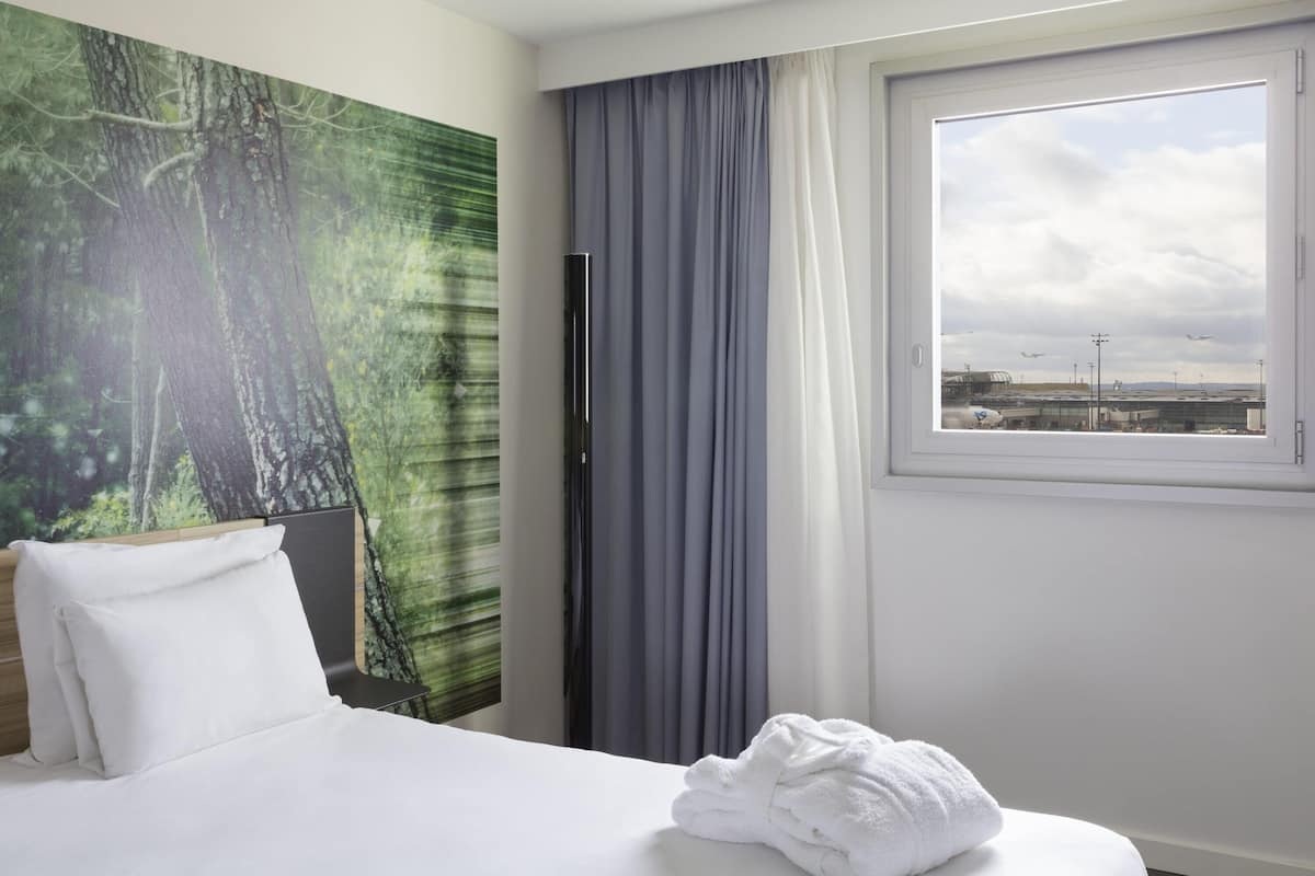 1 bedroom, premium bedding, in-room safe, desk
