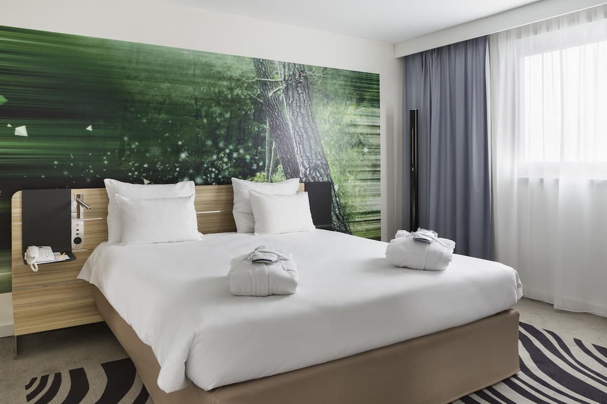 suite, 1 double bed | 1 bedroom, premium bedding, in-room safe, desk