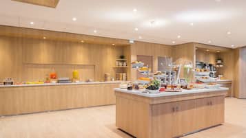 Petit déjeuner buffet (19 EUR par personne)