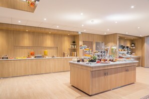 Petit déjeuner buffet (19 EUR par personne)