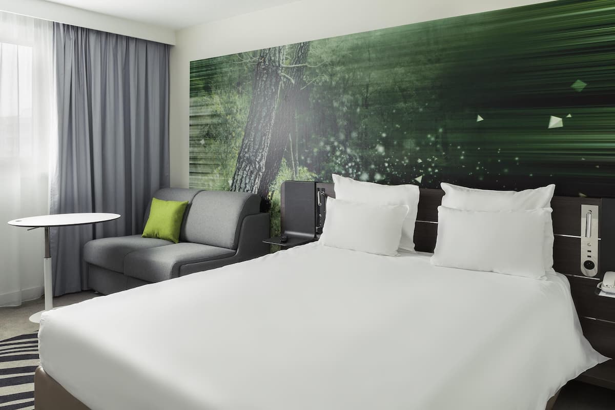 Executive-Zimmer, 1 Doppelbett und Schlafsofa | 1 Schlafzimmer, hochwertige Bettwaren, Zimmersafe, Schreibtisch