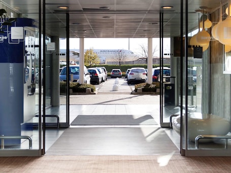 Entrada de la propiedad. Novotel Paris Charles de Gaulle Airport