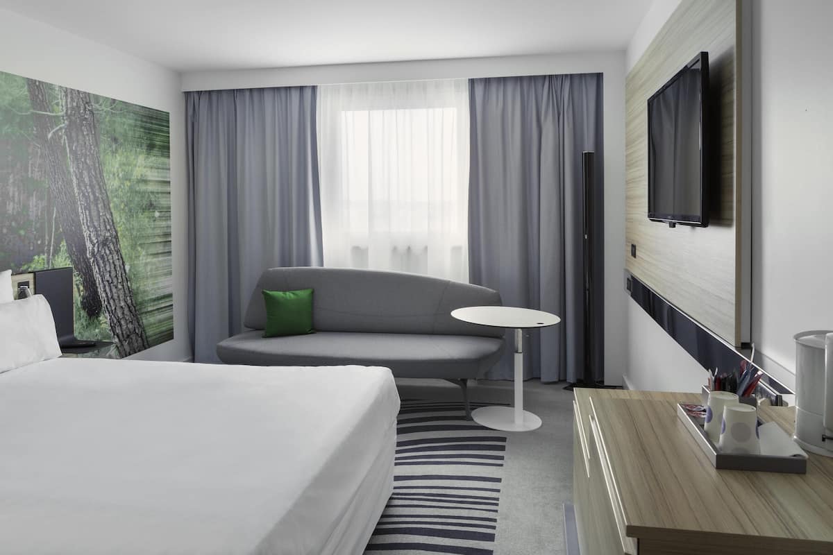 1 kamar tidur, seprai premium, brankas, dan meja kerja