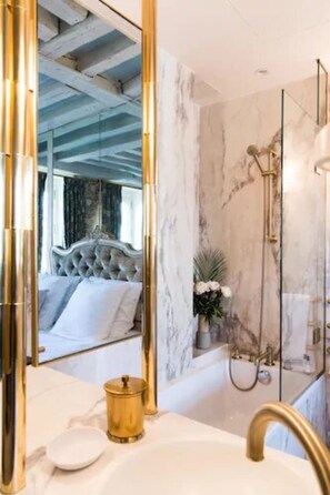 Double Room | Bathroom | Combined shower/bathtub, hair dryer, bathrobes, slippers - Relais Saint Germain (Paris)